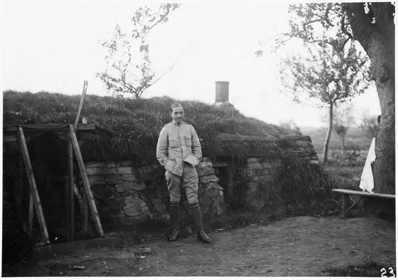 1917.11, Un officier d'infanterie dans son cantonnement, dans le secteur de Fauquissart