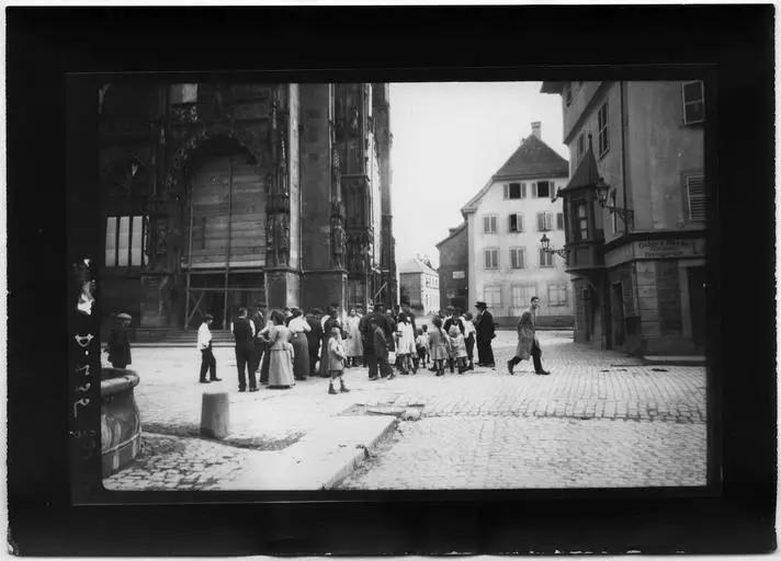 1915.06.17, Appariteur lisant un avis sur la place