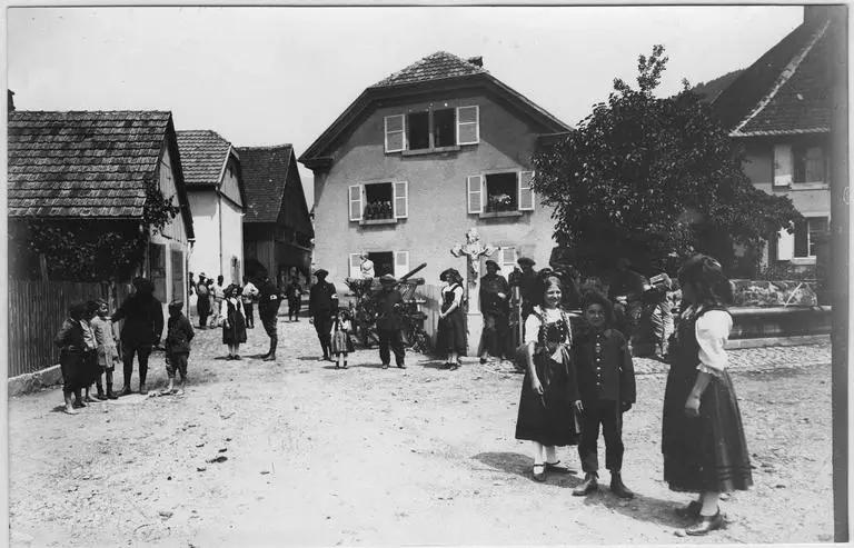 1915.06.20, Un carrefour dans le village