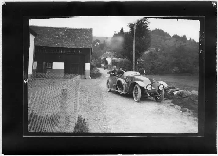 Automobile avec officier et chauffeur