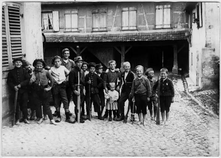 Groupe d'enfants avec des fusils en bois