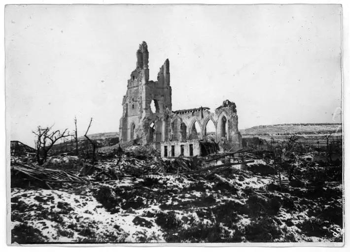 Vue d'ensemble et ruines de l'église