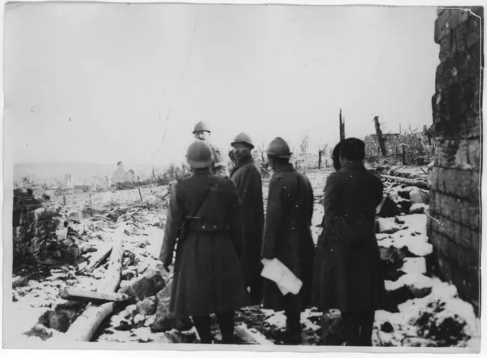 La Mission japonaise au milieu des ruines