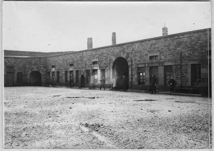 Camp d'internés civils de Chausey : cour intérieure du camp