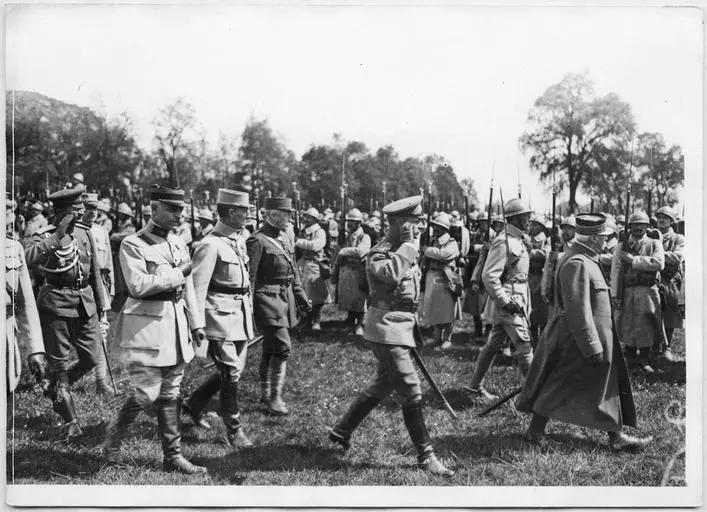 Revue passée en l'honneur du Général Lochwitsky, commandant les troupes russes