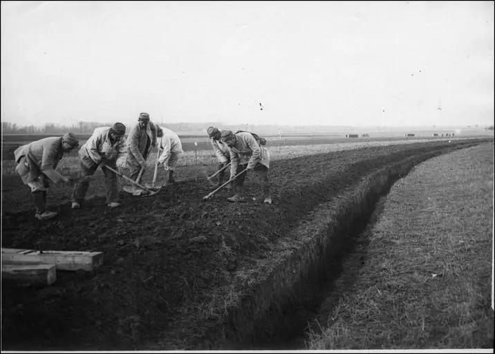 Installation d'une voie ferrée : préparation de la voie et pose des traverses