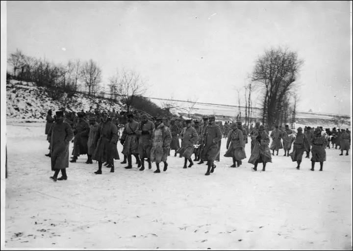 Arrivée d'officiers anglais et français au camp d'instruction