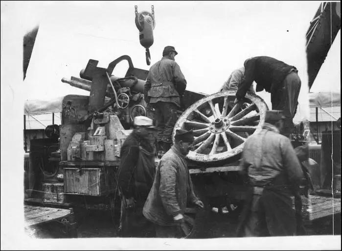 Chargement sur camion d'un canon 155 Saint-Chamond