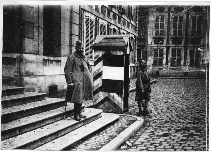 1917.03.21, Guérite allemande recouverte du drapeau français