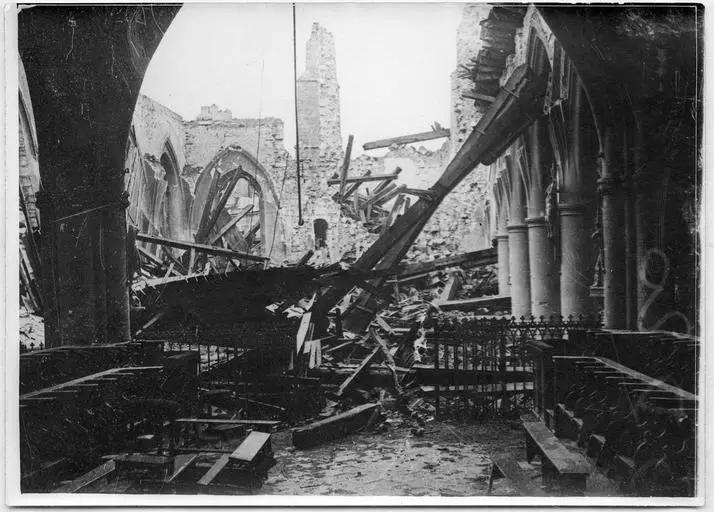 1917.03.30, Eglise, Intérieur de l'église après les explosions d'obus