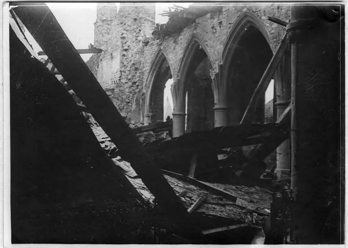 1917.03.30, Eglise, Intérieur de l'église après les explosions d'obus