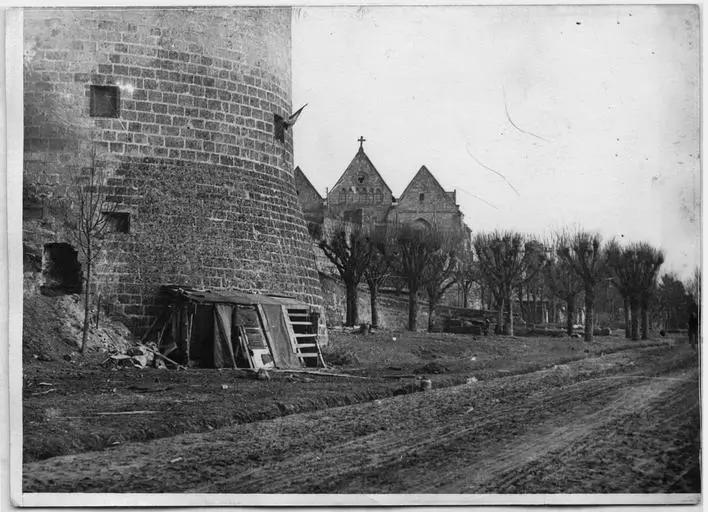 1917.03.31, Fortification, Murs d'enceinte de la ville, l'église au fond