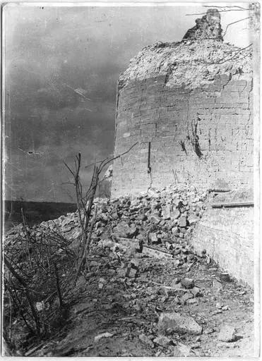 1917.03.31, Château (ruines), Le pied de la tour