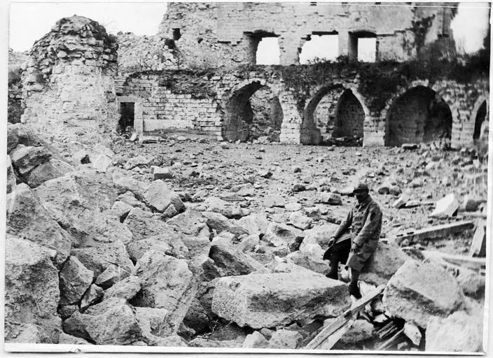 1917.03.31, Intérieur de la cour de la tour