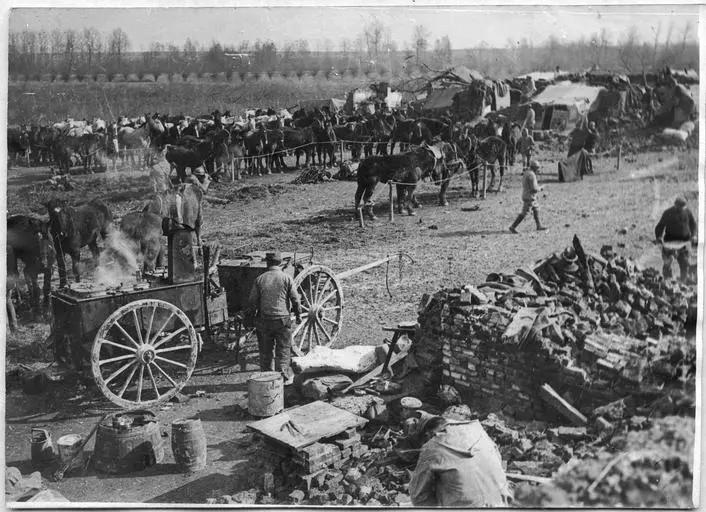 1917.04.08, Campement militaire, Cantonnement dans les ruines de la ville