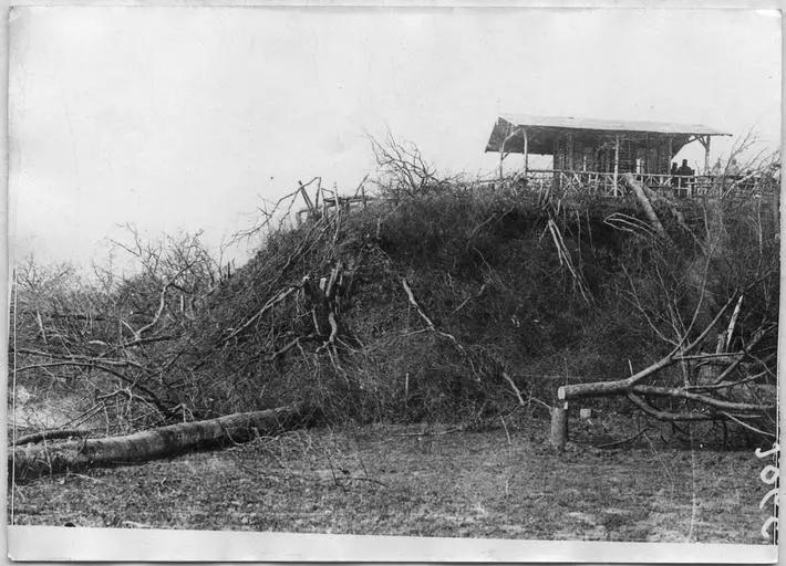 1917.04.10, Au Bois l'Abbé : ancien rendez-vous de chasse du prince Eitel-Frédéric, tous les arbres fruitiers qui l'entouraient ont été sciés à la base