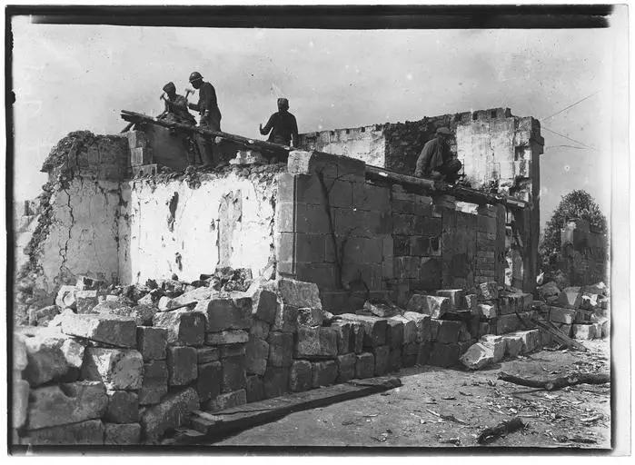 1917.05.07, Maison, Soldats employés à la reconstruction des maisons du village