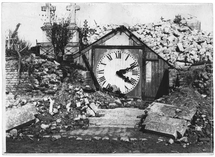 1917.05.18, Cadran de l'horloge de l'église, ayant servi de poste pour une ancienne cagna allemande