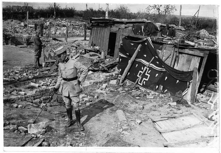 1917.05.17, Cagna couverte avec les draps mortuaires de l'église de Savy