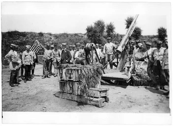 La Mission américaine visite une batterie de D.C.A.