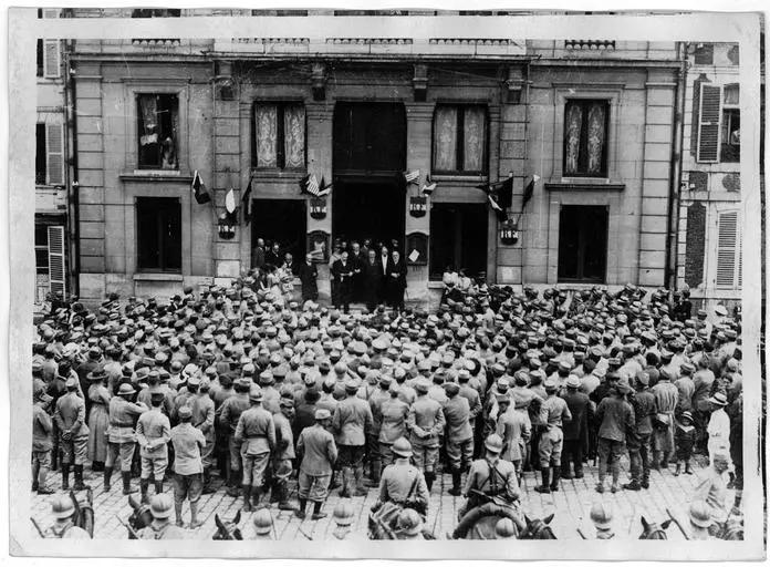 1917.07.14, Hôtel de Ville, Monsieur Viviani parle devant la foule rassemblée place de l'Hôtel de Ville