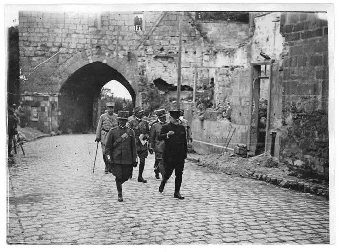 1917.09.28, Château, Visite du roi d'Italie en France : le roi et le président sortant du château