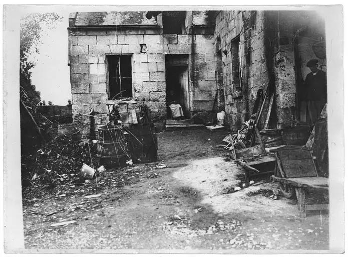 1917.10.04, Maison, Les habitants reviennent dans leurs maisons, restaurées par les soldats