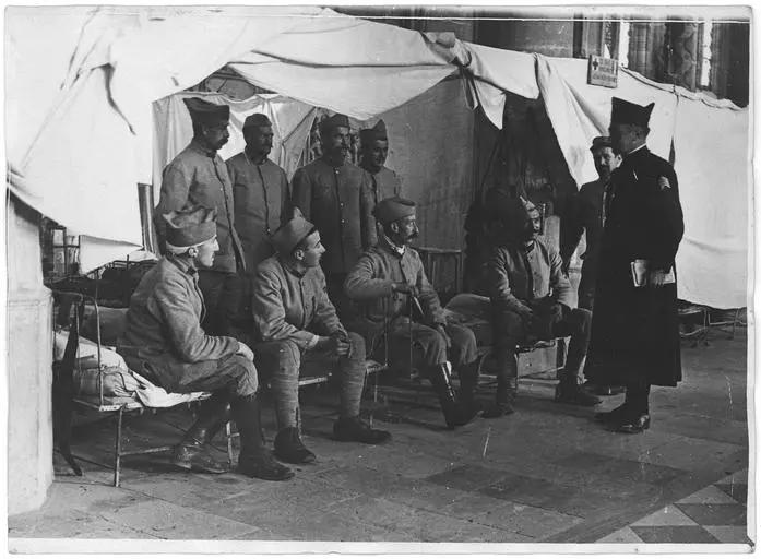 1917.10.01, Eglise, Ambulance du Comité américain installée dans l'église