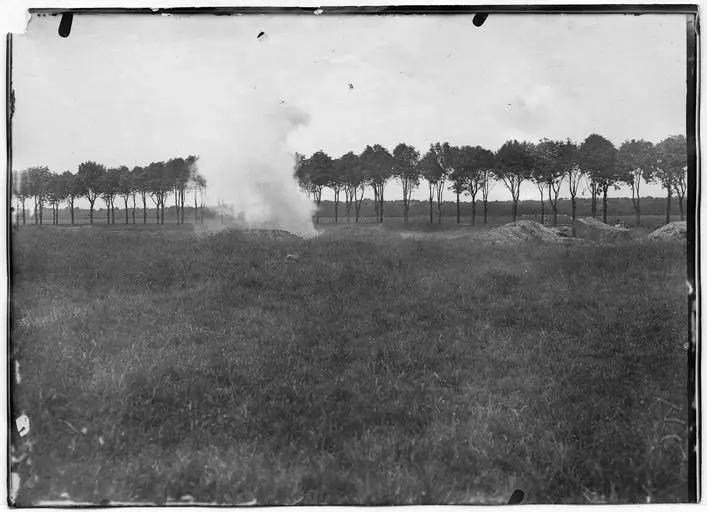 1918.05, Camp militaire de Satory, Chenil militaire : chiens de guerre passant à travers un barrage de grenades