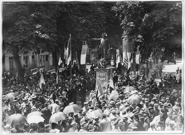 Devant la statue du maréchal de Rochambeau, pavoisée aux couleurs franco-américaines, la foule mélangée aux officiers français et américains et aux personnages officiels