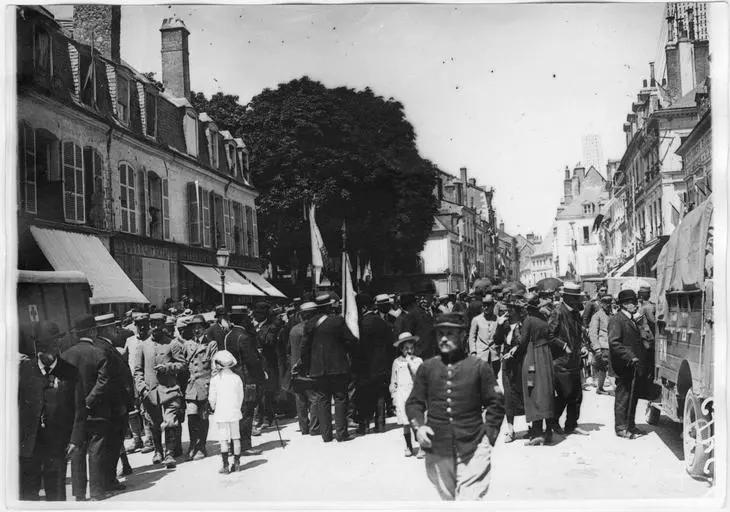 La foule circule dans la rue