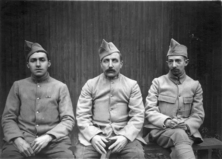 1918.10, Photo d'identité de trois soldats