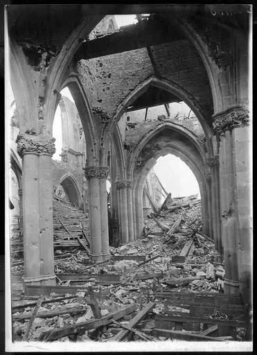 Vue intérieure après le bombardement