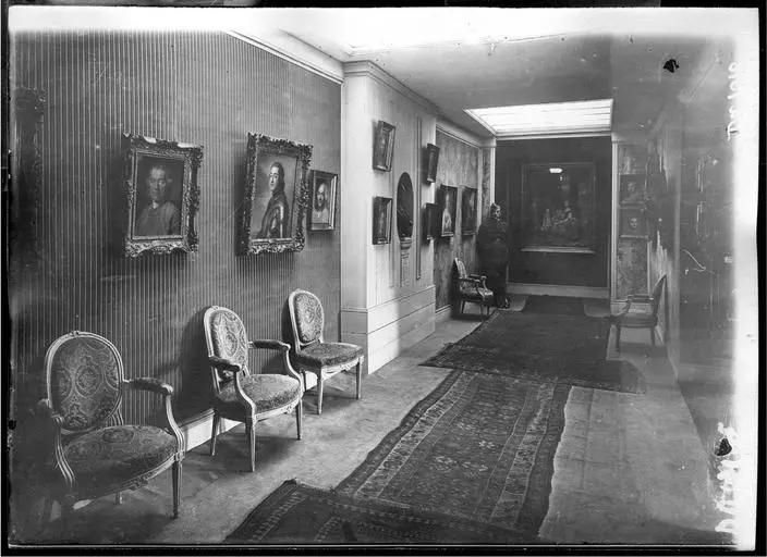 1918.11.17, Magasin "Au Pauvre Diable", Musée des La Tour : vue intérieure du musée, une salle avec un gardien, tableaux et meubles