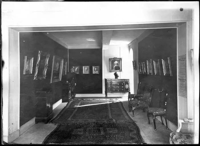 1918.11.17, Magasin "Au Pauvre Diable", Musée des La Tour : vue intérieure du musée, une salle avec un gardien, tableaux et meubles