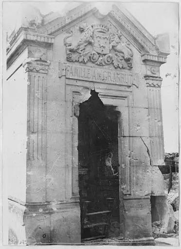 Cimetière, Caveau dont les Allemands se servaient comme chambre noire pour la photographie