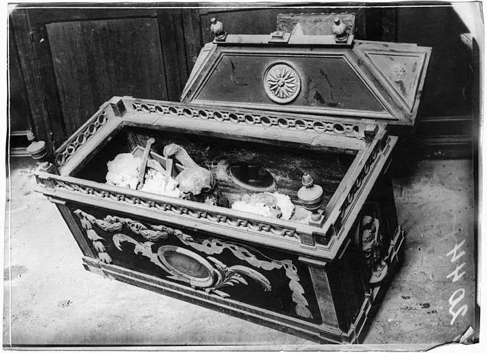 Cathédrale, Sarcophage profané par les Allemands