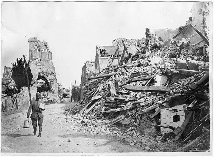 Un coin du village en ruines