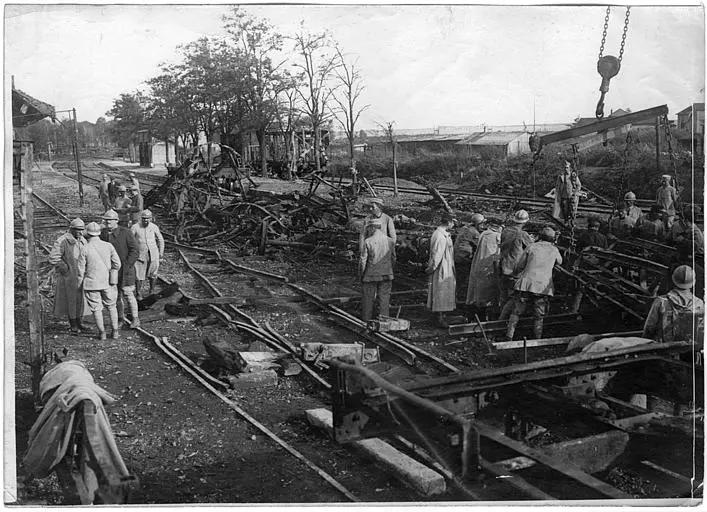 Enlèvement des débris après l'explosion du train de munitions