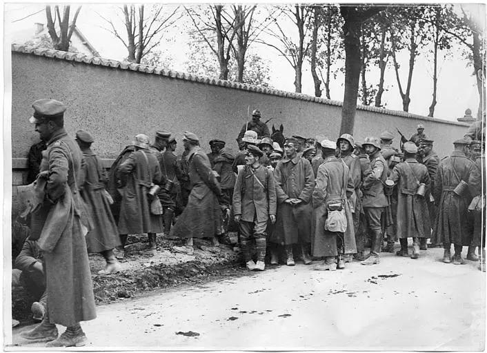 Colonne de prisonniers allemands faisant halte : groupe d'officiers