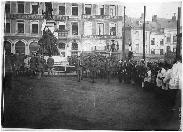 Remise d'un drapeau à la garde canadienne : sur la place, les officiers de la municipalité