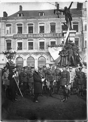 La municipalité remet un drapeau au général Mathison, commandant la Garde canadienne, entrée la première à Maubeuge