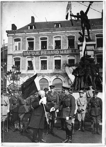 Poignée de main au Général Mathison, commandant la Garde canadienne, entrée la première à Maubeuge