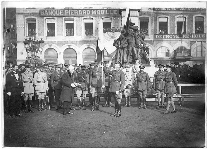 La municipalité remet un drapeau au général Mathison, commandant la Garde canadienne, entrée la première à Maubeuge