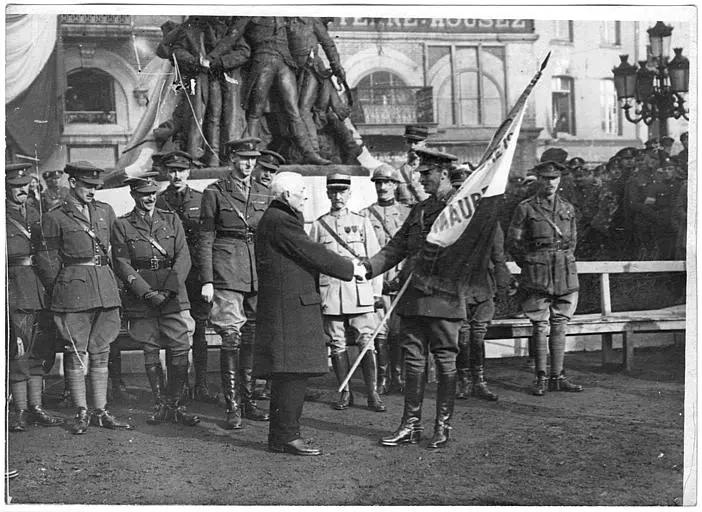 Poignée de main au Général Mathison, commandant la Garde canadienne, entrée la première à Maubeuge