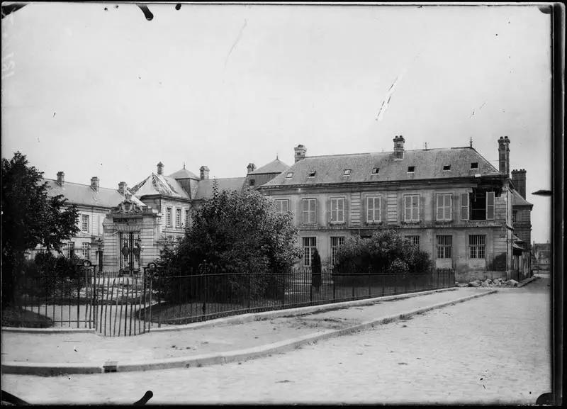 1915, Hôtel de Ville, L'hôtel de ville, façade et toitures