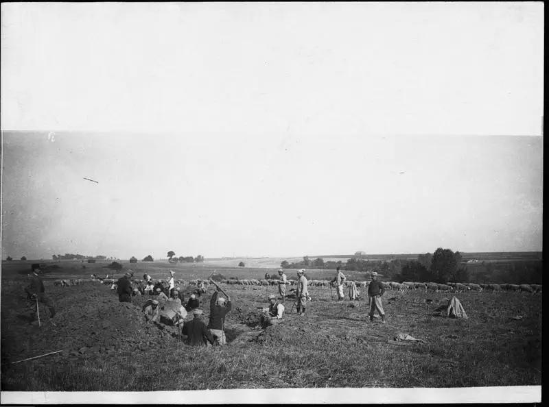 Ensemble des travaux vers l'est du plateau de Mortefontaine. A gauche se trouve l'observatoire d'artillerie de Pouy