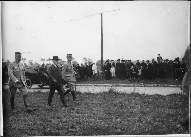 Remise de drapeau. Le général Gallieni, le président Poincaré et Alexandre Millerand