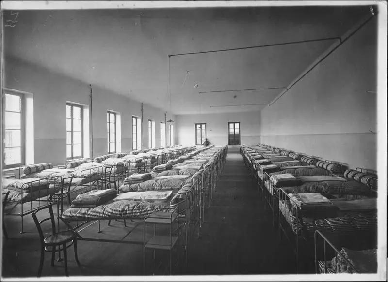 Sanatorium pour les soldats tuberculeux. Un dortoir