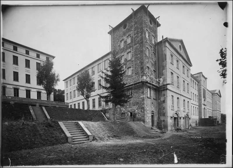 Sanatorium pour les soldats tuberculeux. Vue extérieure prise de la cour